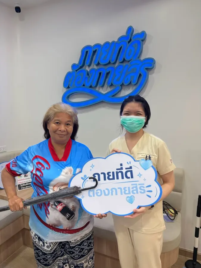 ลูกค้ากับทีมงานที่คลินิกกายสิริ