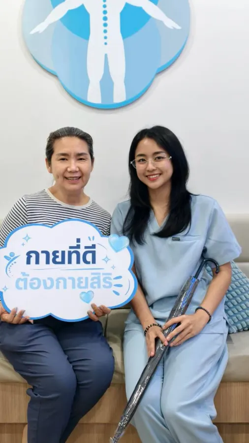 ลูกค้ากับทีมงานที่คลินิกกายสิริ