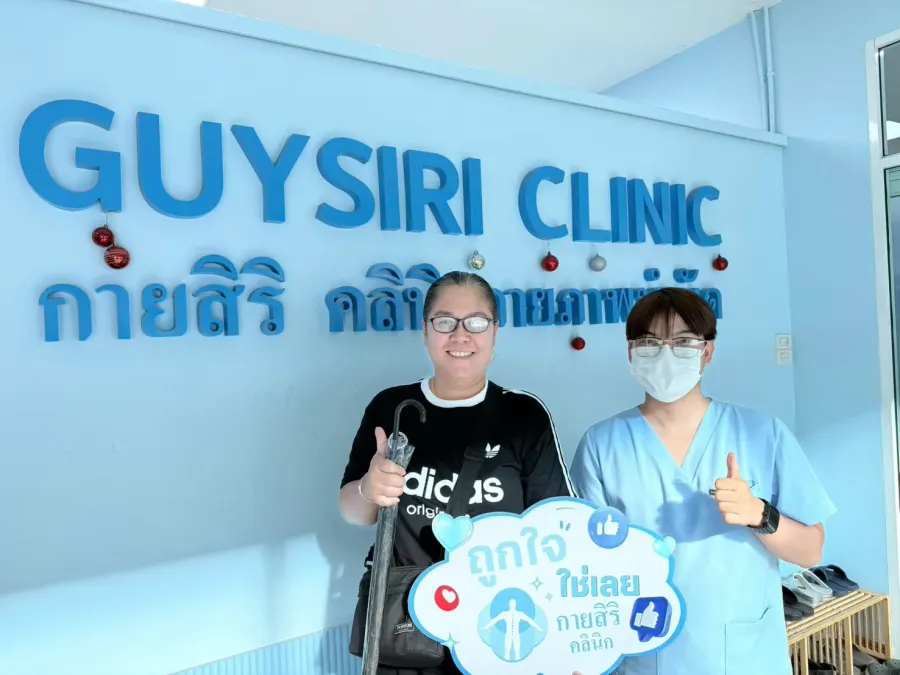 ลูกค้ากับทีมงานที่คลินิกกายสิริ
