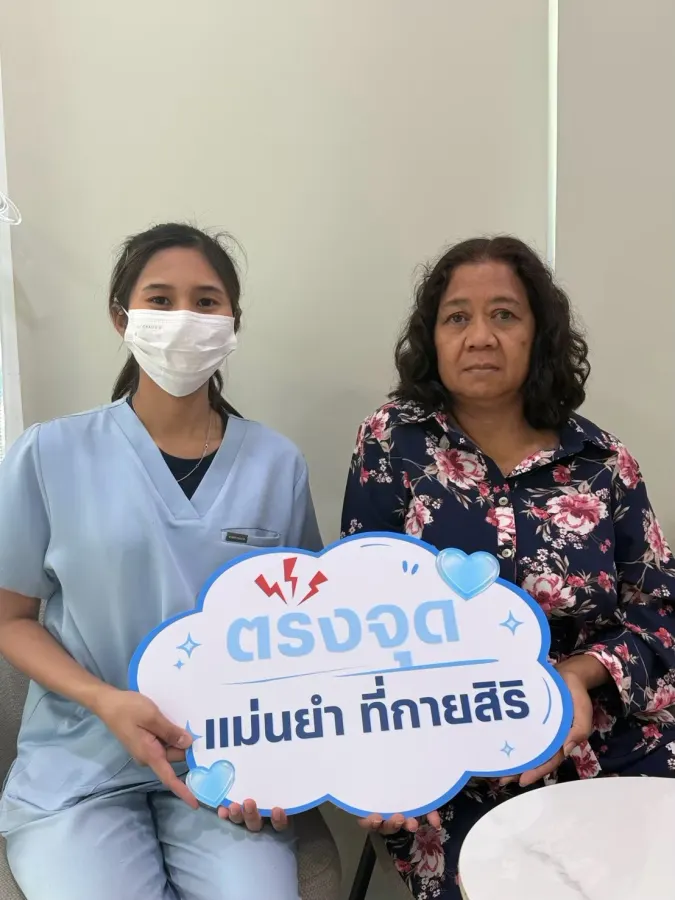 ลูกค้ากับทีมงานที่คลินิกกายสิริ