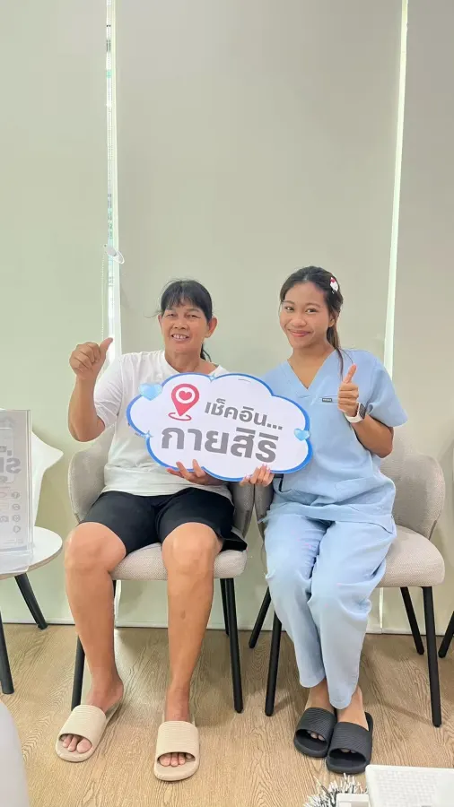ลูกค้ากับทีมงานที่คลินิกกายสิริ