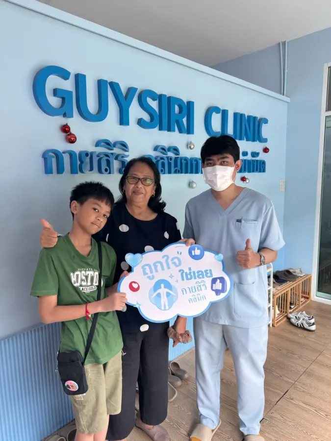 ลูกค้ากับทีมงานที่คลินิกกายสิริ